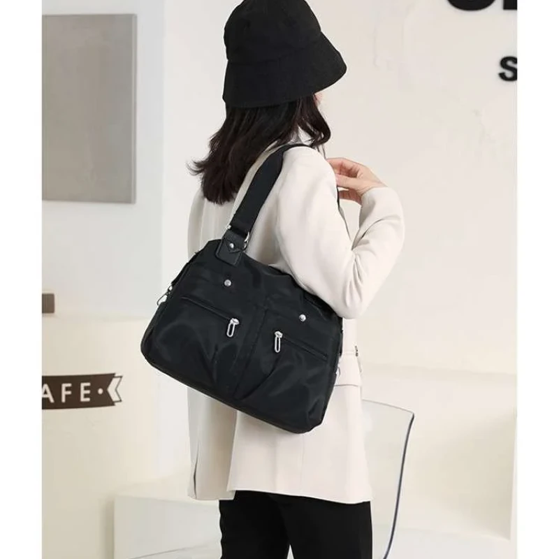 Women's Handbag Solid ( black colour )