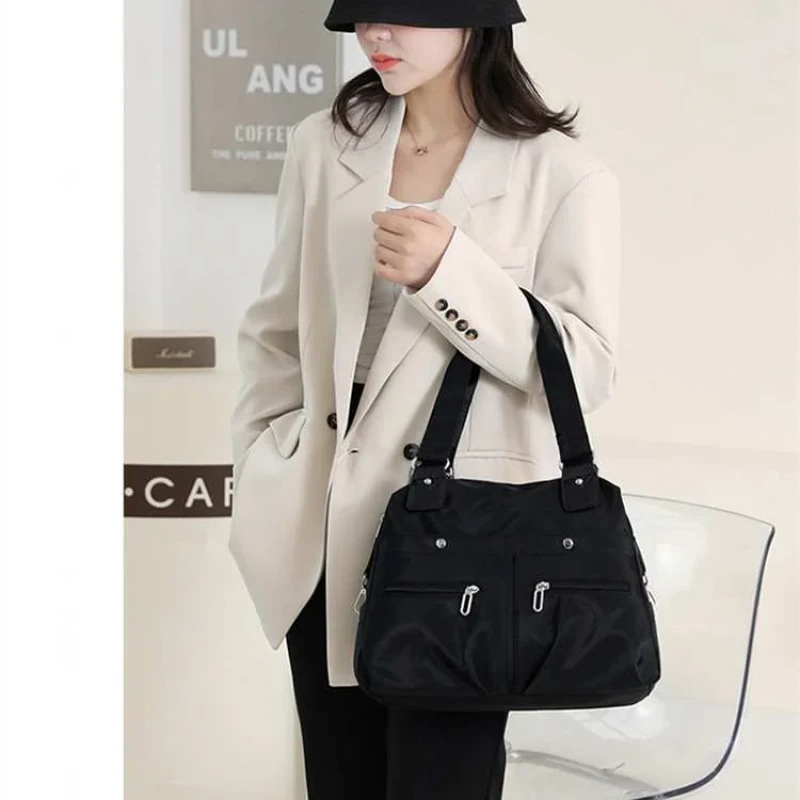 Women's Handbag Solid ( black colour )